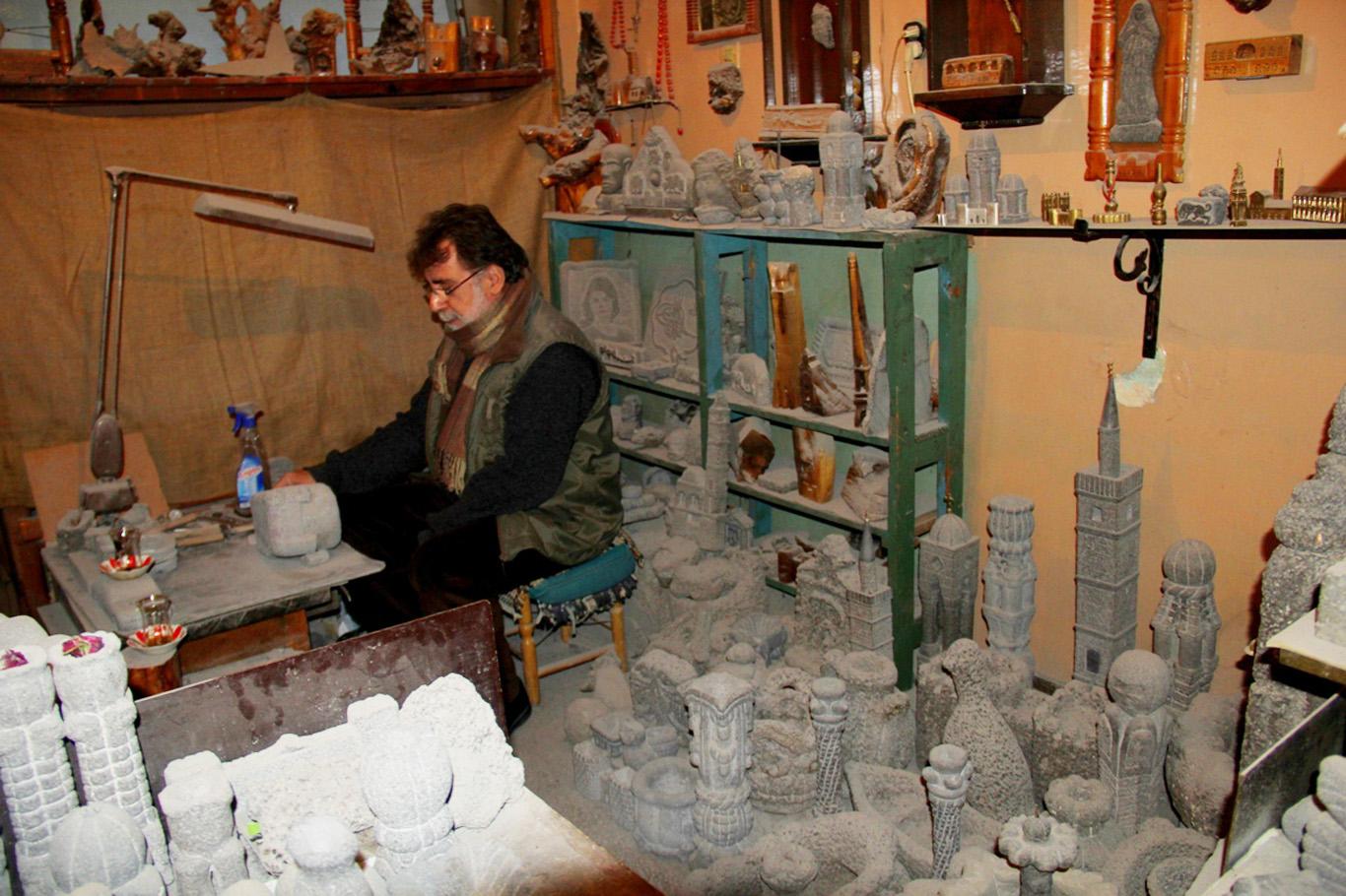 Diyarbakır’ın kültürünü bazalt taşlarına işliyor